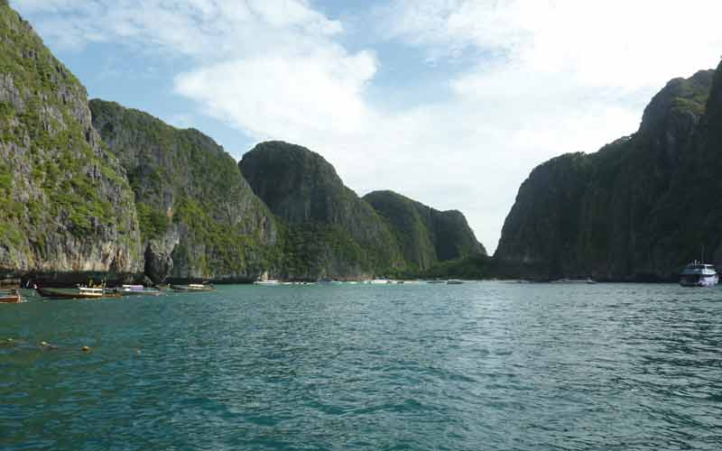 Baie de Lo Sama dans l'archipel des îles Phi Phi (mer d'Andaman)