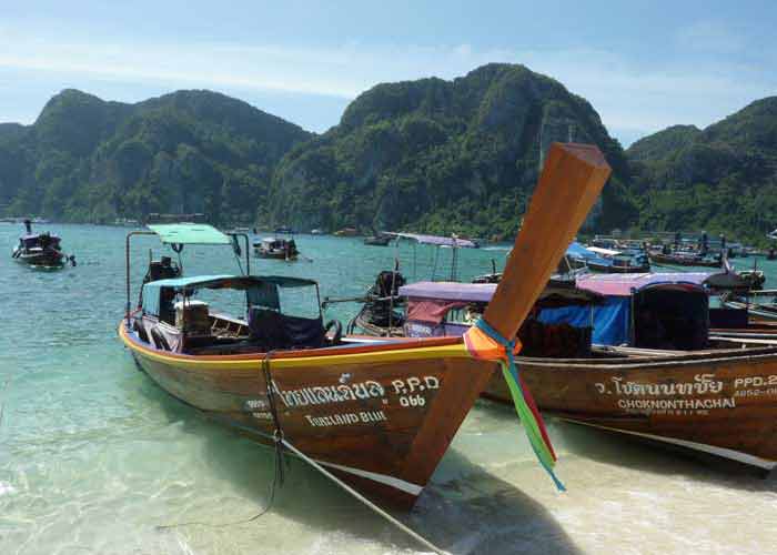 Long-tail boat sur la plage de Long Beach (le de Ko Phi Phi Don en Thailande)