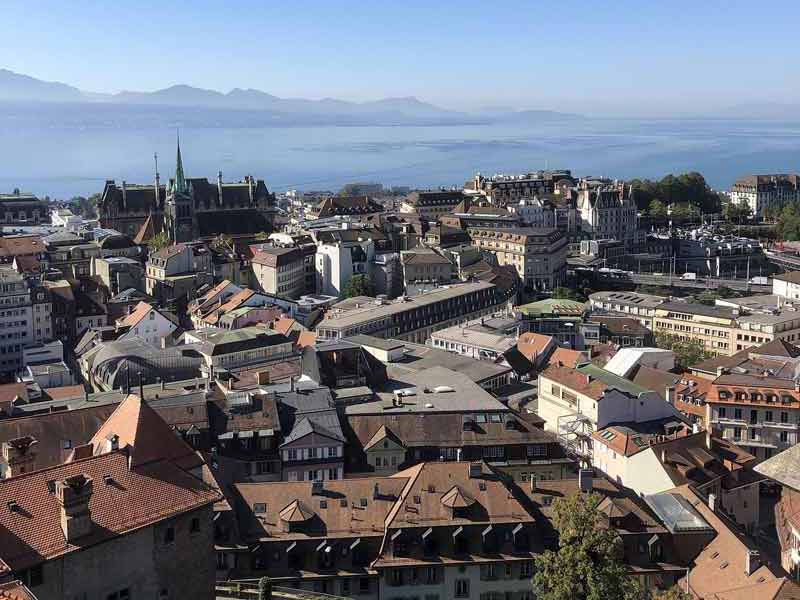 Vue panoramique de Lausanne avec la cathédrale et le lac Léman en arrière-plan