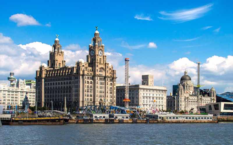 Royal Liver Building avec ses 2 tours couronnées par une statue du Liver bird (symbole de la ville)