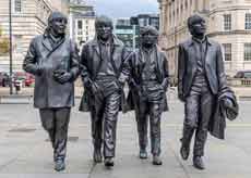 Statue en bronze des Beatles (au bord du fleuve Mersey à Liverpool)