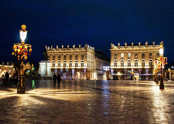 Place Stanislas de Nancy illumine la nuit avec ses btiments et rverbres dors