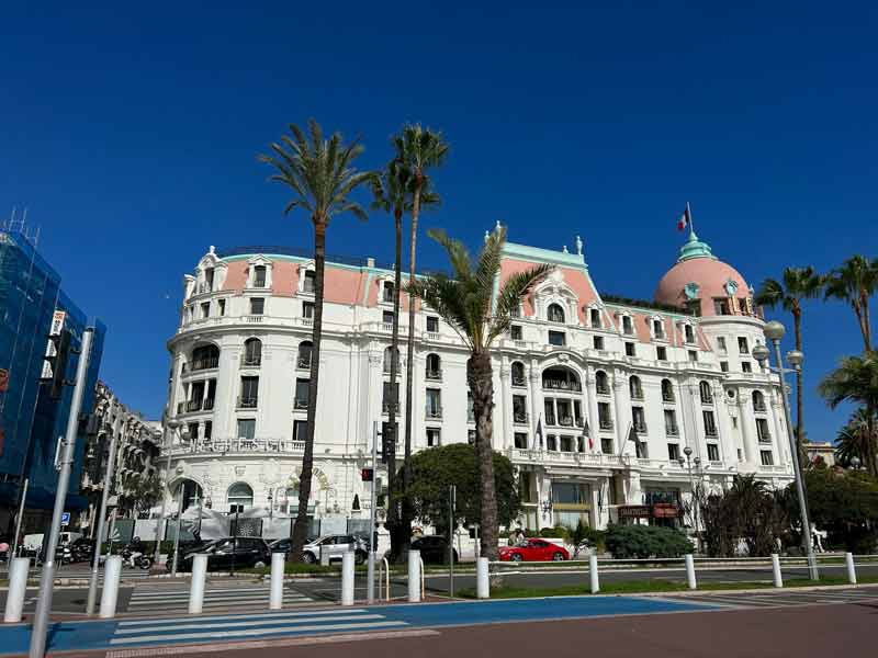 Hôtel Negresco à Nice sur la Promenade des Anglais, façade Belle Époque avec palmiers et coupole rose