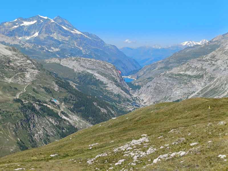 Vue panoramique des Alpes au-dessus de Val d’Isère, montagnes escarpées et vallée alpine en été