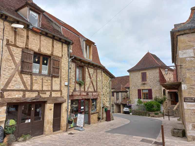Maisons en pierre dans le village d’Autoire dans le Lot, ruelle médiévale et architecture traditionnelle du sud-ouest