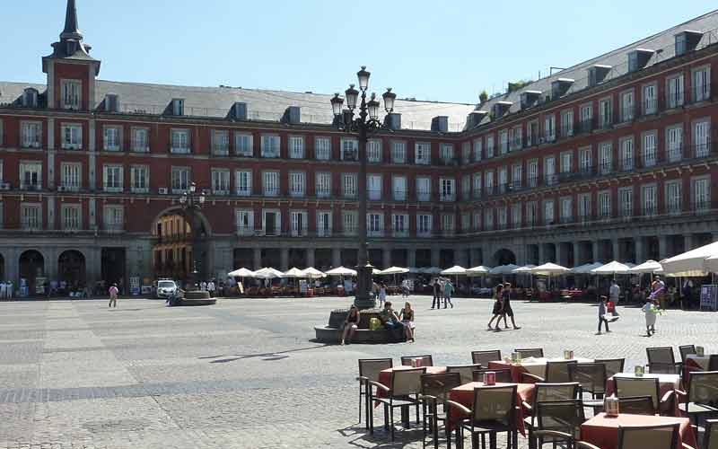 Terrasses de restaurants sur la plaza Mayor