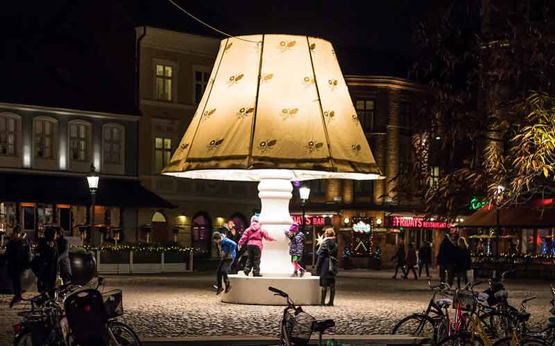 Lampe géante sur Lilla Torg, place de la vieille ville de Malmo