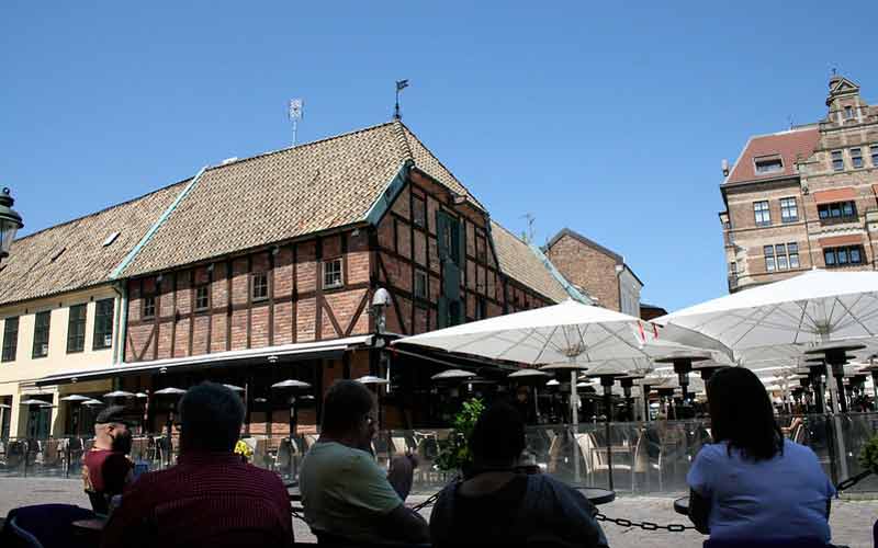 Maison à colombages et terrasses de cafés sur Lilla Torg, Malmo