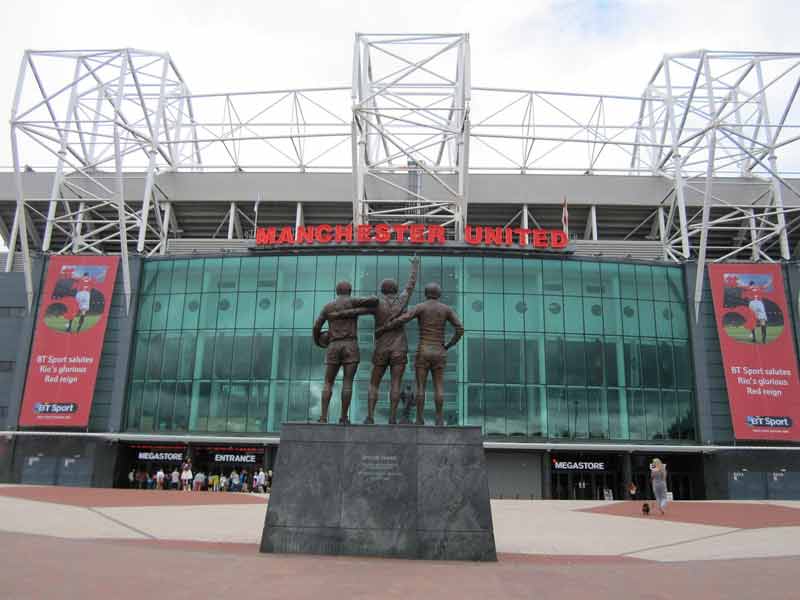 Statue des joueurs devant le stade Old Trafford de Manchester United à Manchester