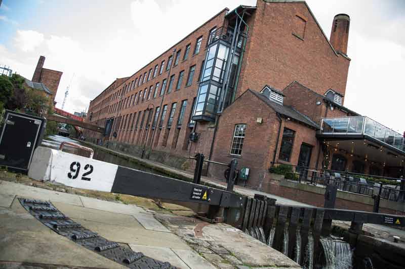 Ancien entrepôt en briques et canal dans le quartier de Castlefield à Manchester
