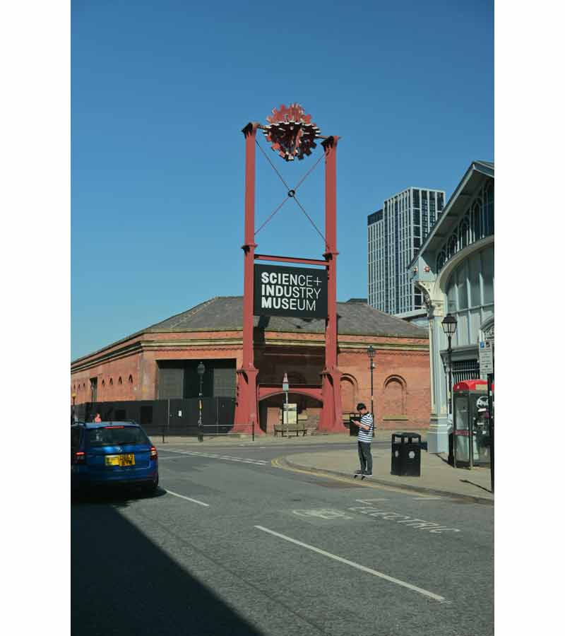 Entrée du Science and Industry Museum de Manchester avec structure industrielle rouge emblématique