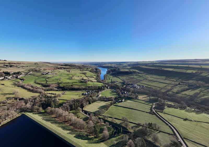 Paysage du Peak District près de Manchester avec collines verdoyantes et rivière sinueuse