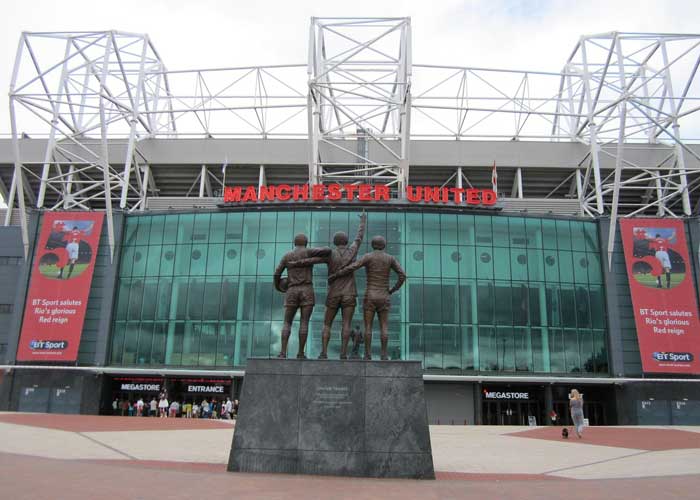 Statue des joueurs devant le stade Old Trafford de Manchester United à Manchester