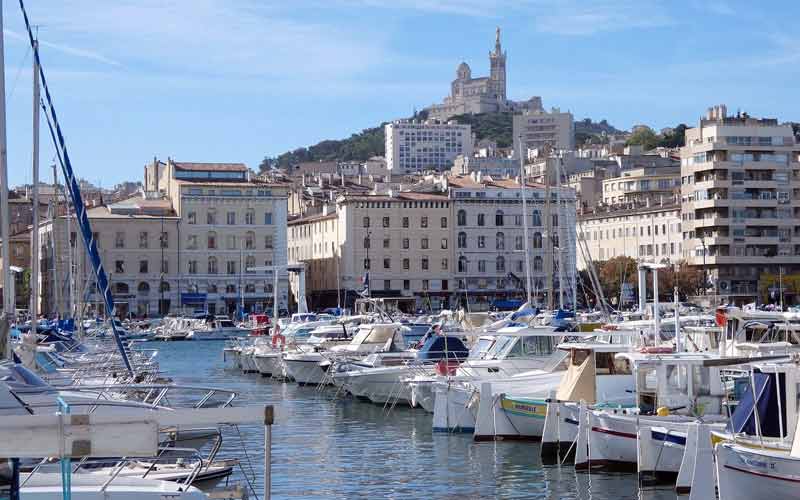 Vieux-Port de Marseille avec vue sur Notre-Dame de la Garde
