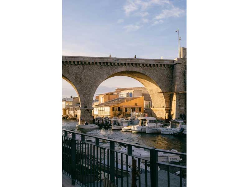 Vallon des Auffes à Marseille avec le pont de la Corniche Kennedy et les bateaux du petit port