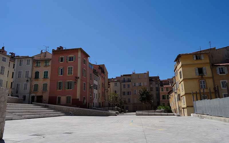 Place dans le quartier du Panier