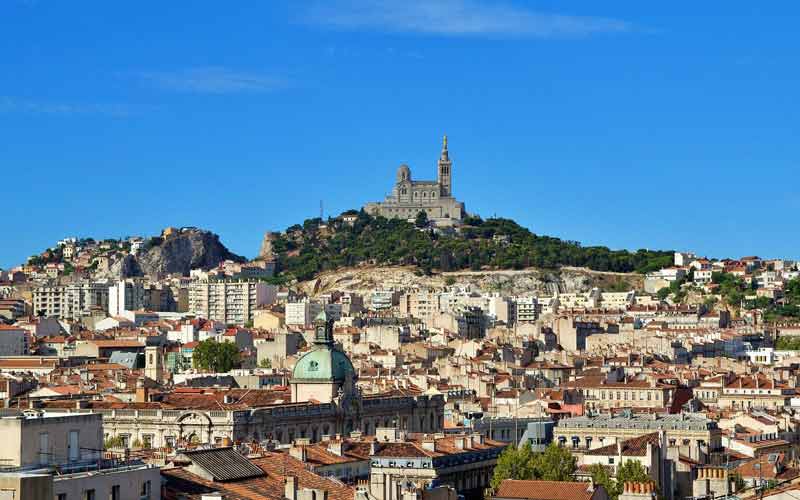 Toits de Marseille et basilique Notre-Dame de la Garde au loin