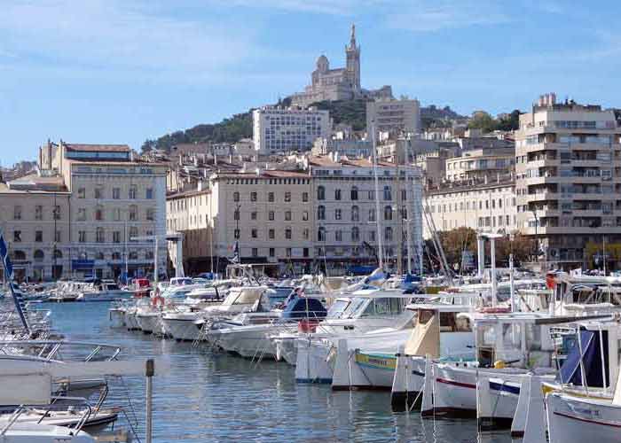 Vieux-Port de Marseille avec vue sur la basilique Notre-Dame de la Garde