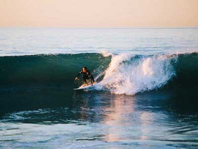 Surfeur à Hourtin plage (Médoc, France)