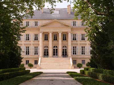 Façade avant du château Margaux, domaine viticole bordelais de renom