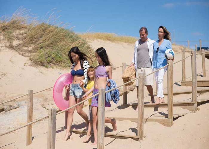 Famille qui va � la plage dans le M�doc