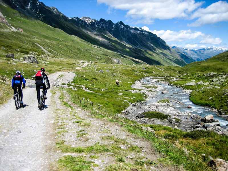 Balade à VTT le long d’un ruisseau de montagne à Méribel, au cœur des Alpes