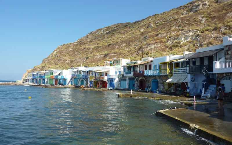 Klima et ses syrmata (garages à bateaux creusés dans la roche)