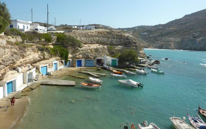 Mandrakia, village de pêcheurs avec des garages à bateaux incrustés dans la roche