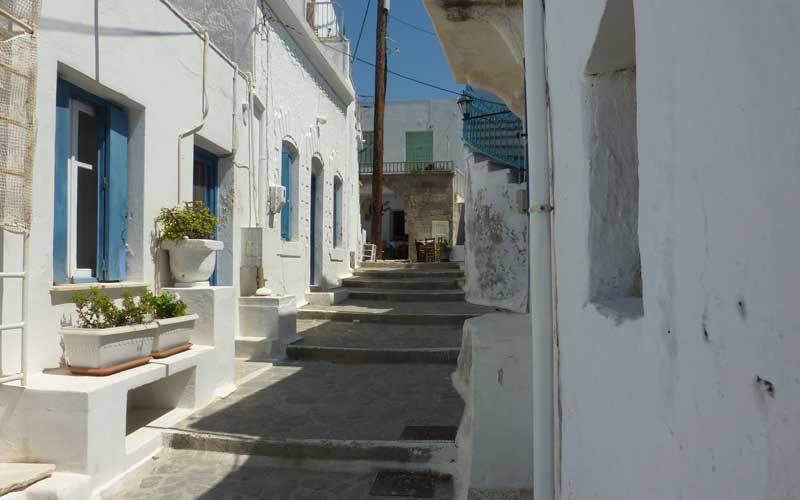 Maisons blanches aux volets bleus et ruelles pavées de Plaka