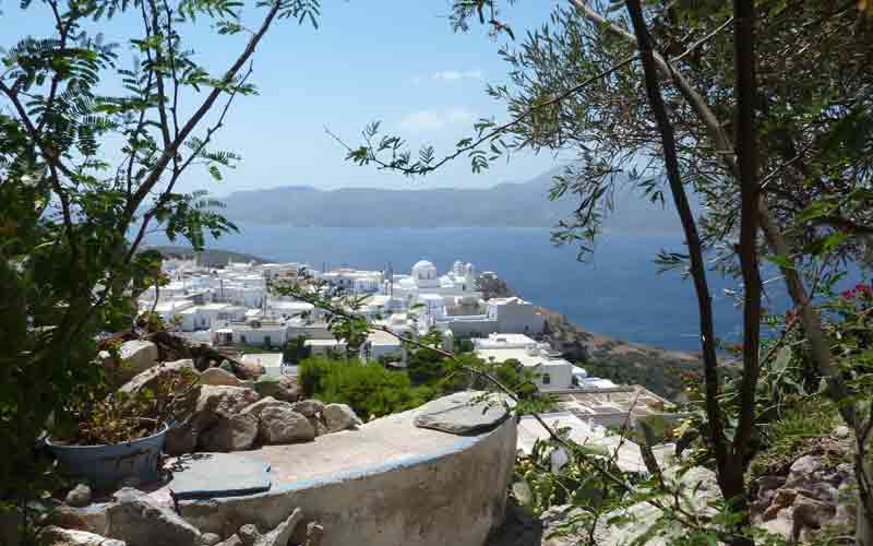 Vue sur Plaka depuis la forteresse au sommet de la colline qui domine la ville