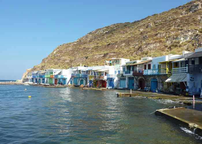 Maisons de pcheurs multicolores  Klima (le de Milos, Grce)