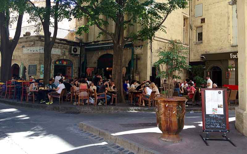 Terrasse située à l'angle des rues du Petit Scel et Saint-Firmin à Montpellier