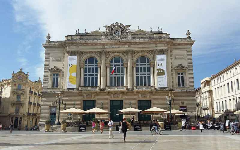 Façade avant de l'opéra Comédie