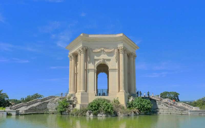 Château d'eau du Peyrou, son bassin et les escaliers qui l'encadrent