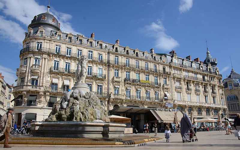 Immeuble haussmannien et fontaine des Trois Grâces