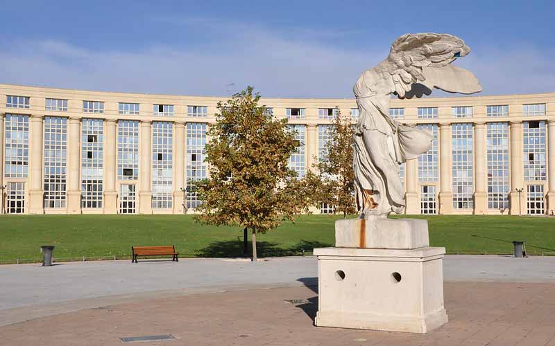 Esplanade de l'Europe et réplique de la statue de la Victoire de Samothrace