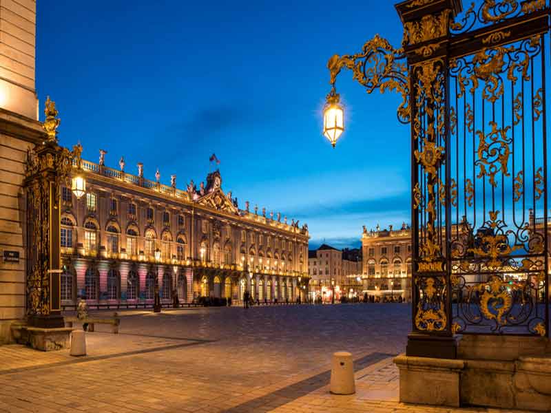 Place Stanislas  Nancy illumine au crpuscule avec ses grilles dores et ses btiments classs  lUNESCO