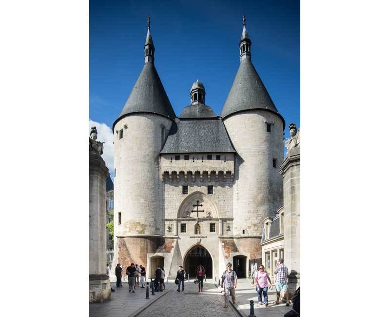Porte de la Craffe à Nancy, monument médiéval avec ses deux tours rondes en pierre