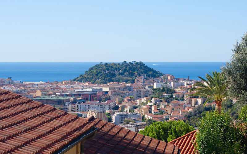 Vue sur la Colline du Château de Nice depuis le Parc de Cimiez