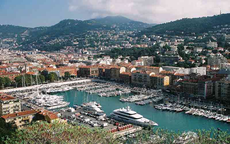 Vue sur le port de Nice depuis la colline du château