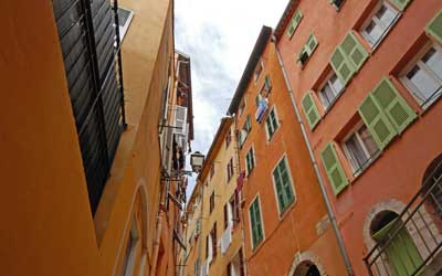 Façades de bâtiments avec des volets verts dans la vieille ville de Nice