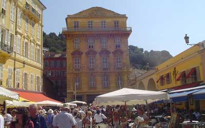 Marché des antiquaires dans le Vieux Nice