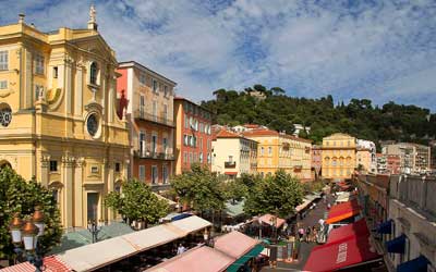 Vieille ville de Nice avec des bâtiments colorés