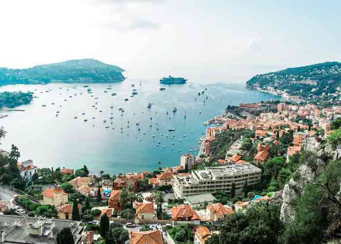 Vue aérienne sur Nice et son port