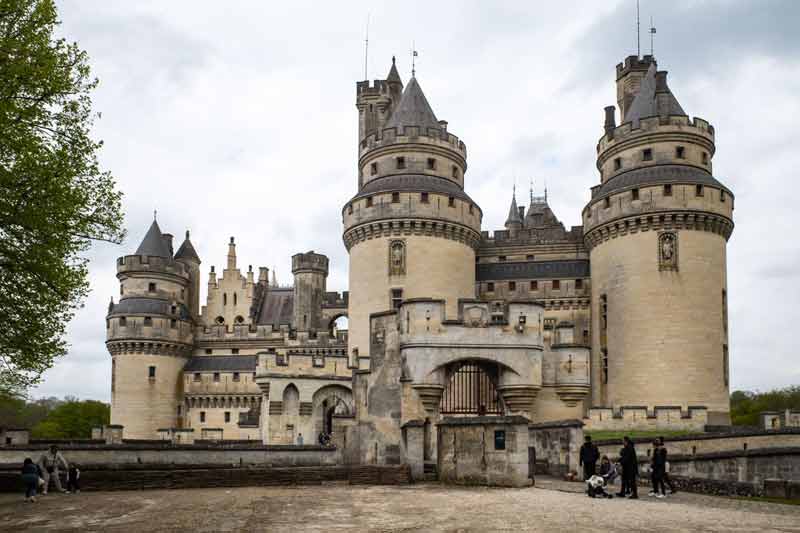 Vue d'ensemble des tours massives et remparts du château de Pierrefonds, dans l'Oise