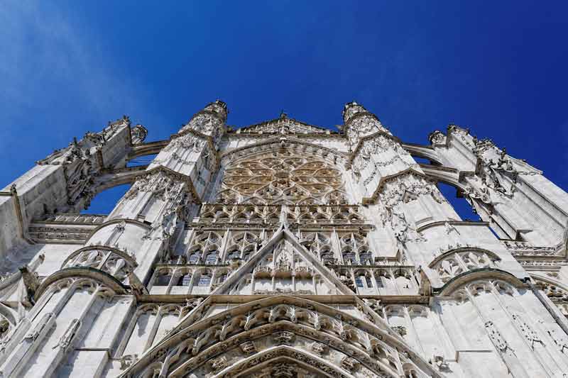 Vue en contre-plongée de la façade gothique flamboyante et de la rosace de la cathédrale Saint-Pierre de Beauvais, dans l'Oise