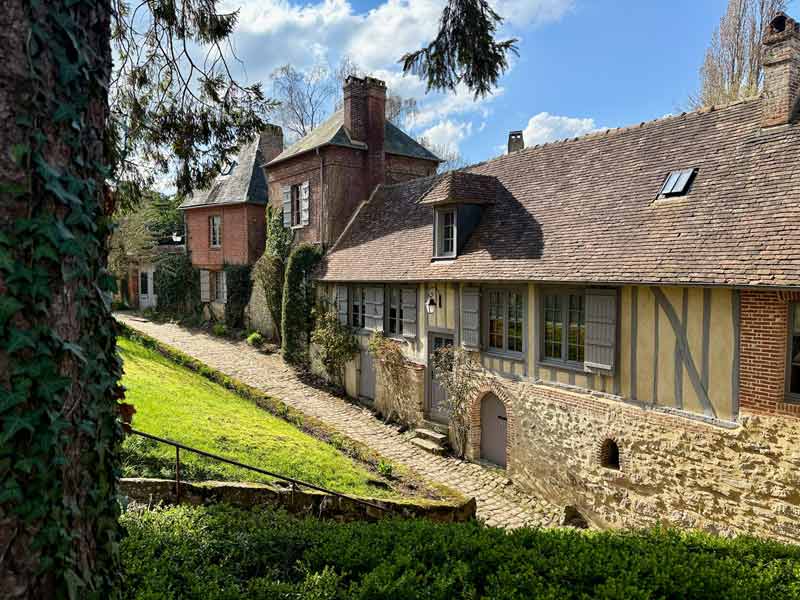 Ruelle pavée bordée de maisons à colombages dans le charmant village de Gerberoy, dans l'Oise
