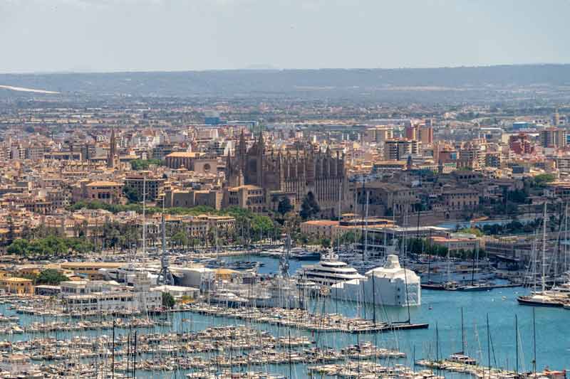 Vue panoramique de la cathédrale de Palma de Majorque avec le port de plaisance et de nombreux yachts au premier plan, sur l'île de Majorque en Espagne