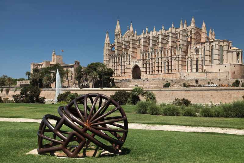 Cathédrale de Palma et sculpture contemporaine dans les jardins, à voir absolument lors d’un week-end à Palma de Majorque