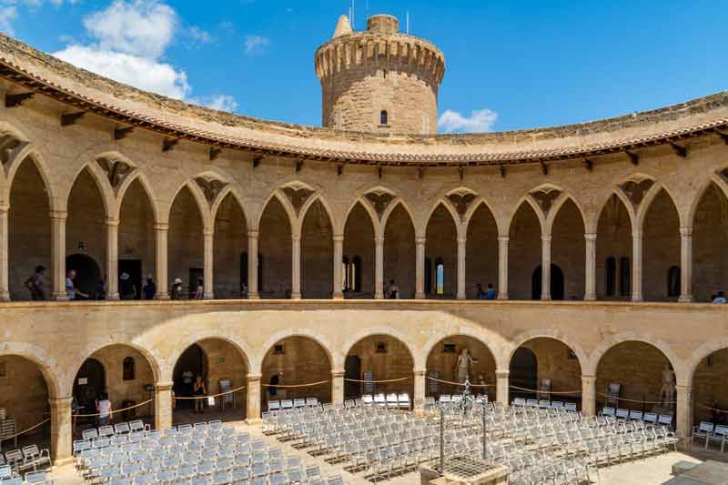 Intérieur du château de Bellver, monument incontournable à découvrir lors d'une visite de Palma de Majorque